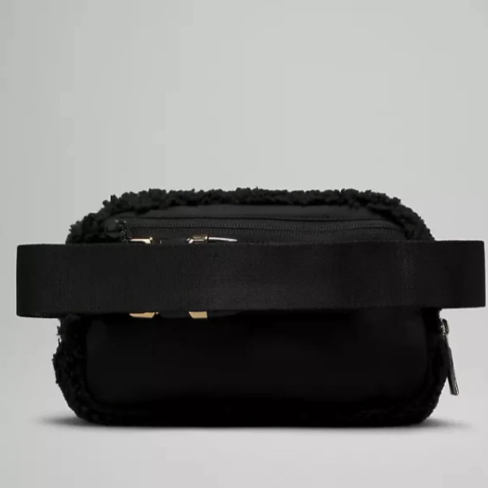lululemon Everywhere Fleece Belt Bag 1L Fleece in Black/Gold - Picture 4 of 6